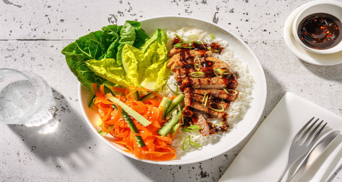 Koreansk BBQ-fläskkotlett och vitlöksris med sesamsyltade grönsaker och het sås