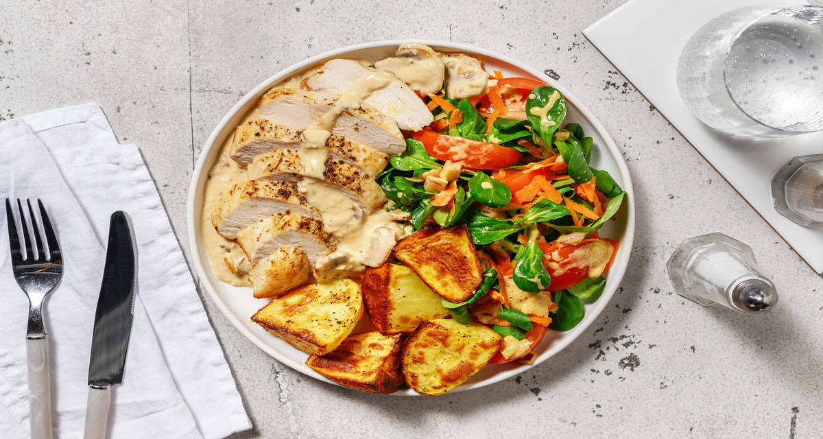 Filet de poulet aux champignons à la crème grenailles rôties et salade de crudités