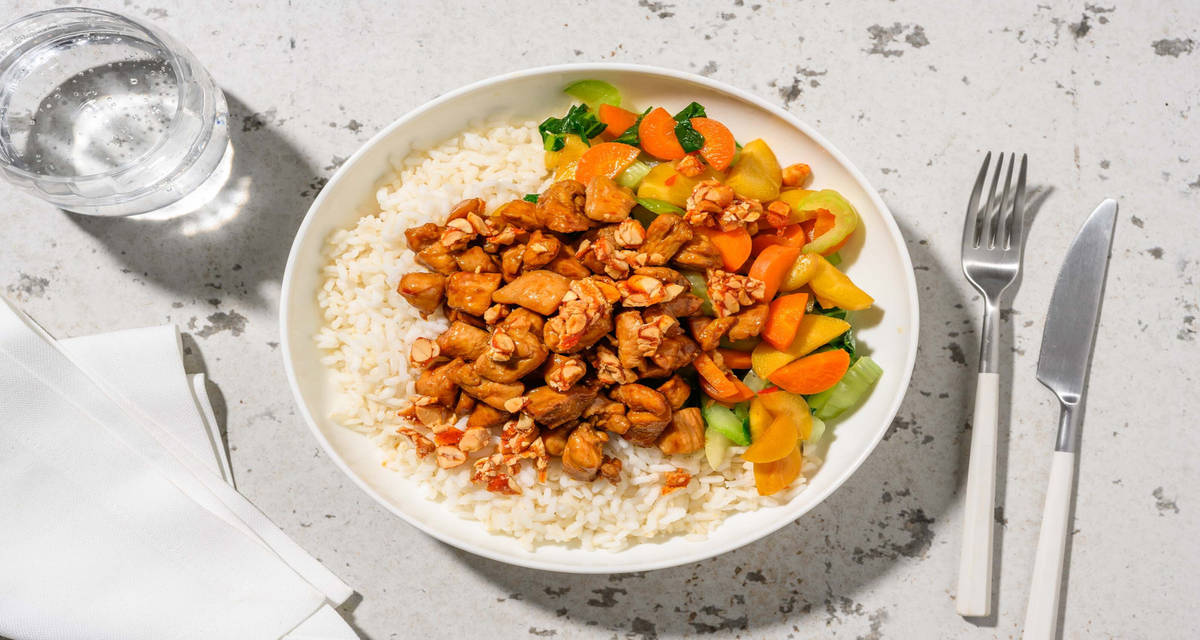 Poulet en sauce soja sucrée et cacahuètes piquantes au miel riz collant à l’ail, pak-choï et carotte
