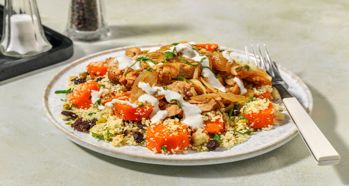Couscous di pollo speziato alla marocchina con uvetta, pistacchi e salsa yogurt al cumino