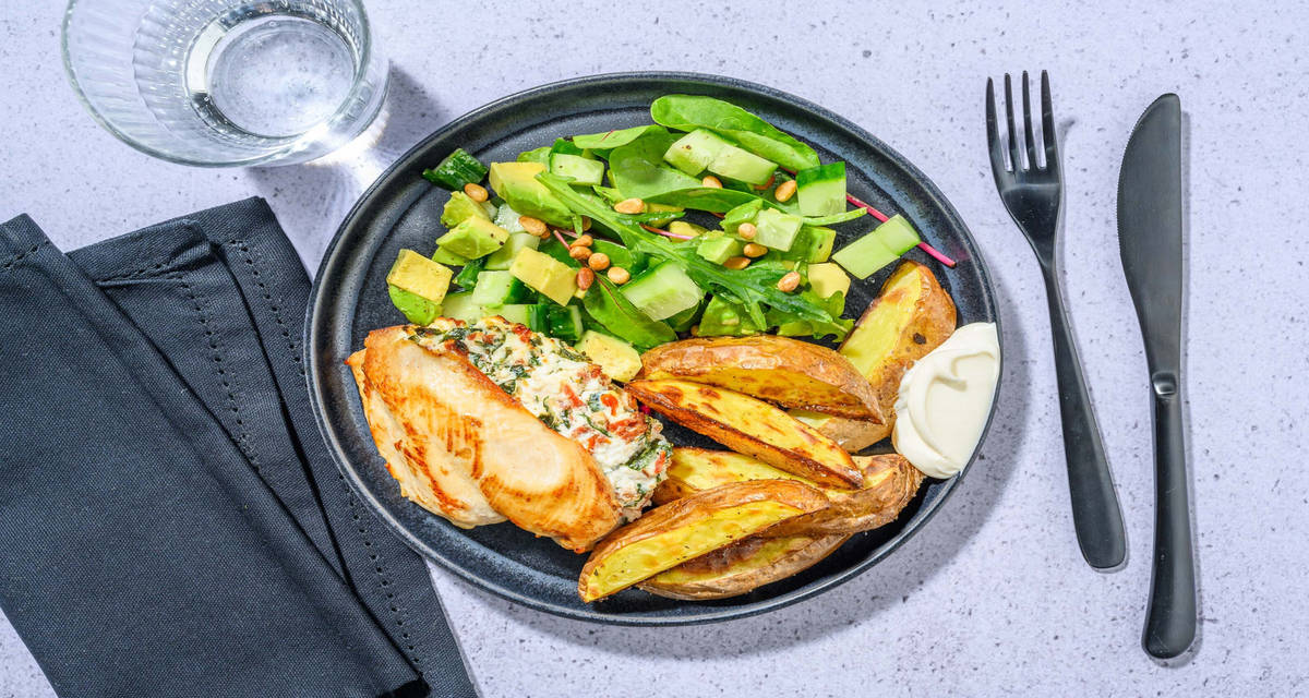 Ricotta- og basilikumfyldt kyllingebryst med oreganofritter og avocadosalat