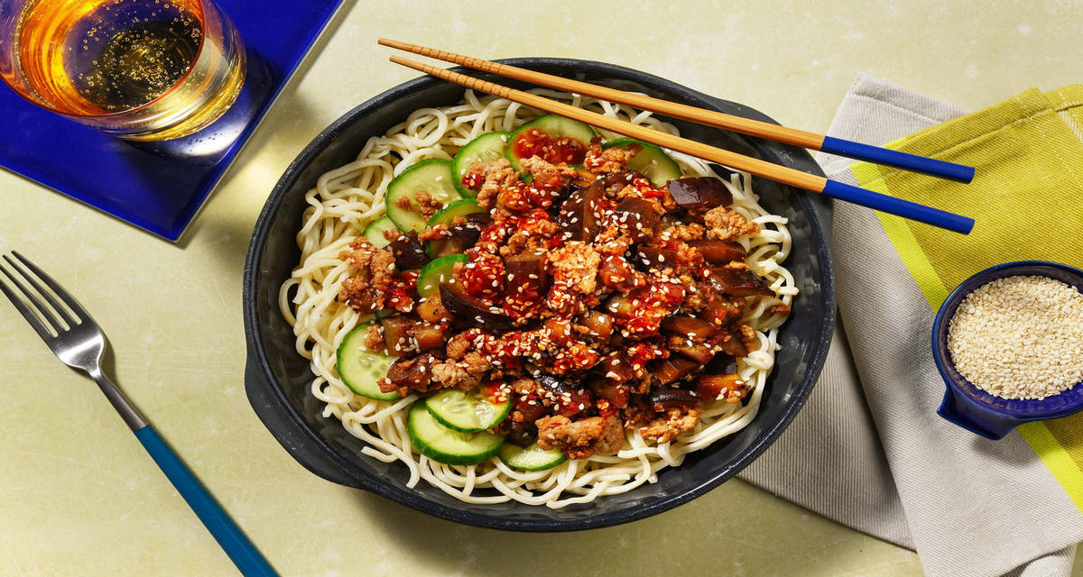 Dan dan noodles piccanti al maiale con melanzana, cetriolo marinato e sesamo