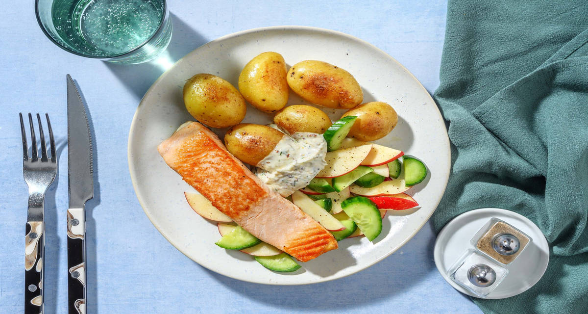 Lax med dill- och senapsdressing med kokt potatis och äppelsallad