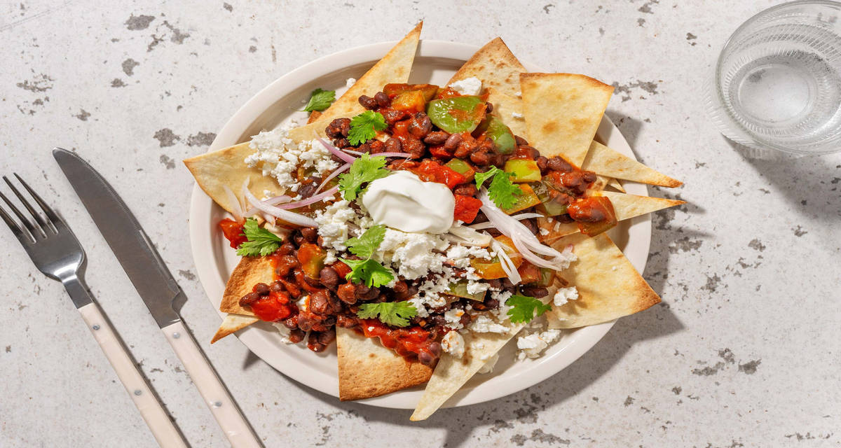 Krispiga tortillas och svarta bönor med picklad schalottenlök och koriander