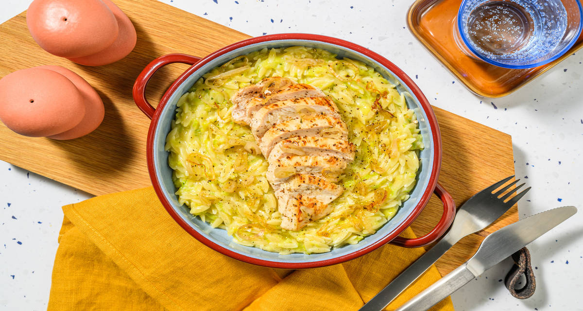 Risotto de orzo con pechuga de pollo con queso italiano y chalota salteada