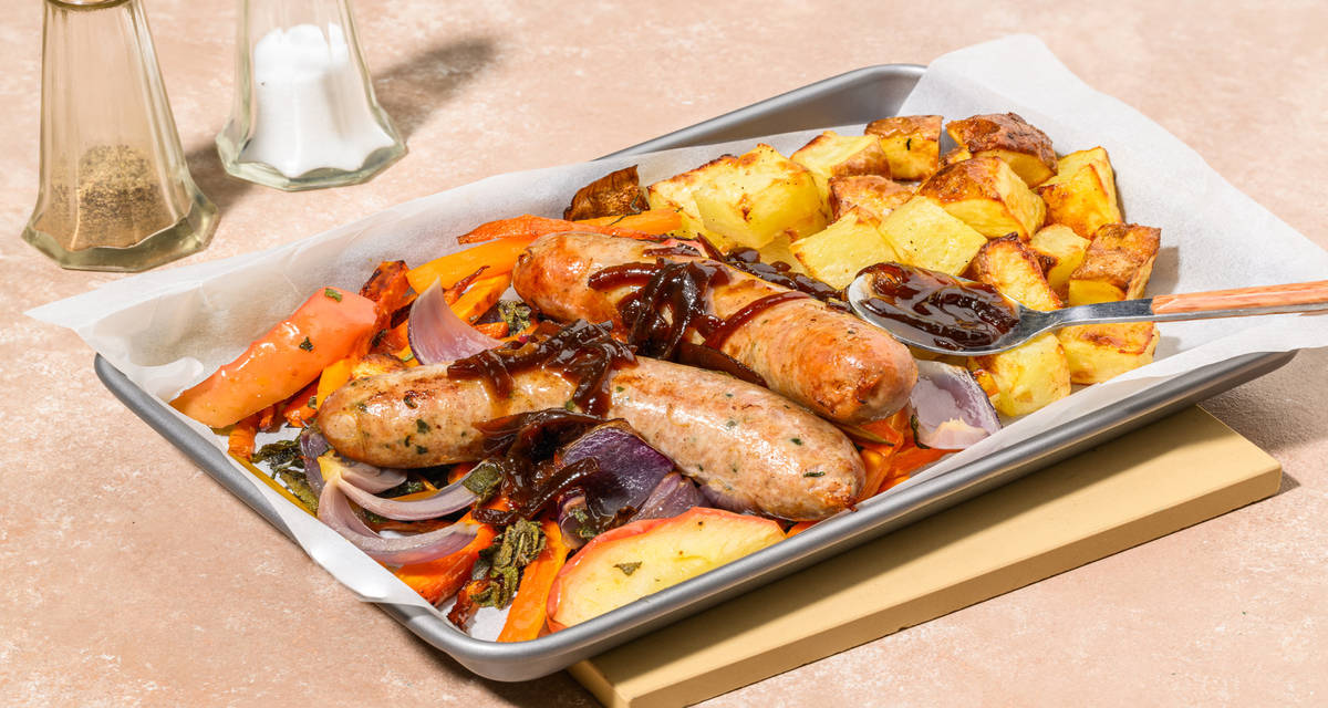 Saucisse de porc & pommes de terre rôties sauge, pomme, carotte et jus d'oignon maison