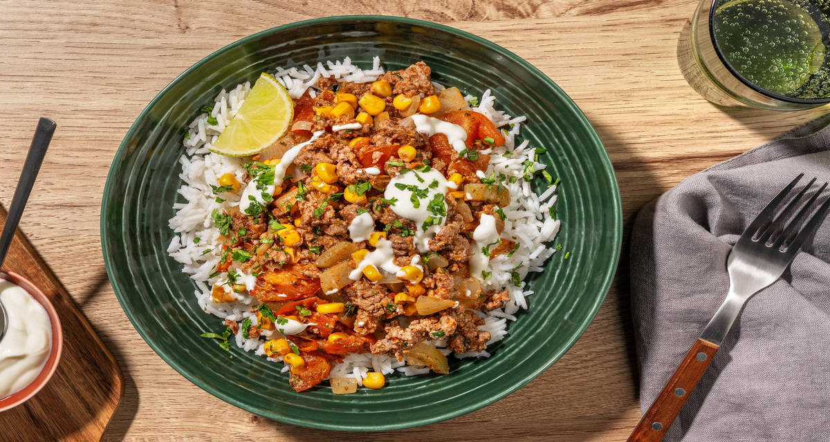 Burrito scomposto - carne speziata, riso e mais con yogurt al lime, coriandolo e pomodorini