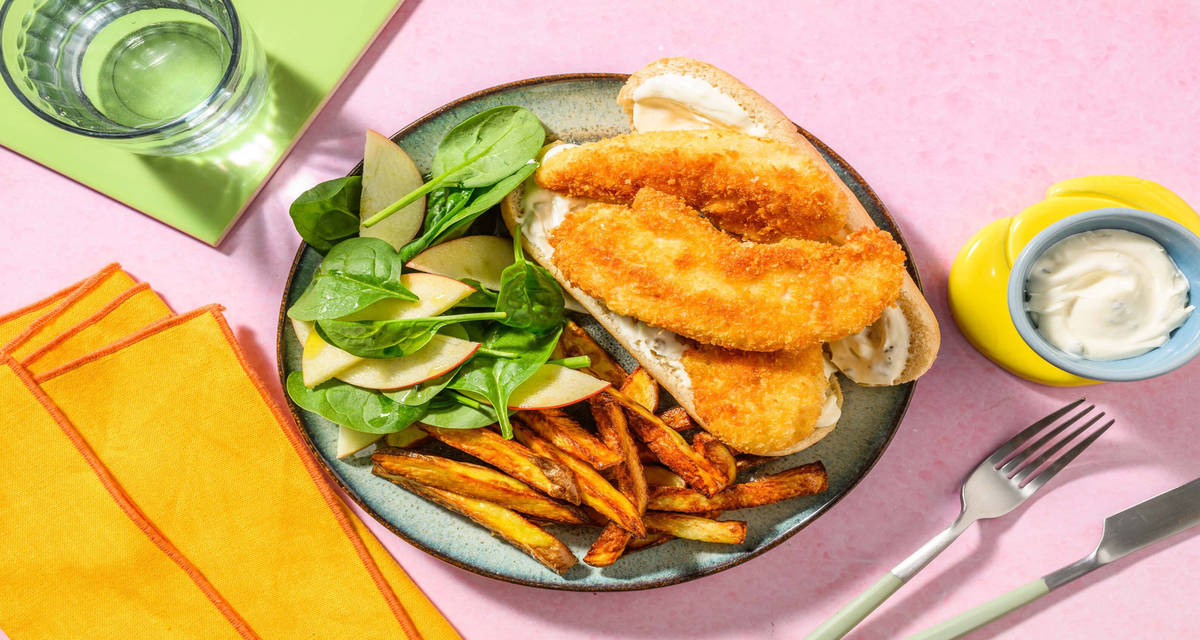 Amerikansk 'fried chicken'-sandwich med fritter og spinat-æble salat