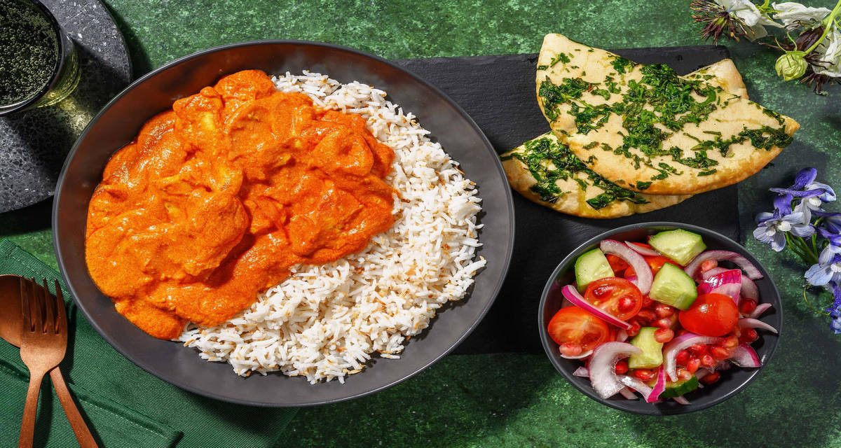 Cremet 'butter chicken' med frisk kachumbersalat og urtepita