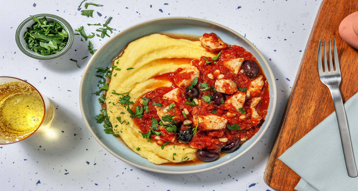 Spezzatino di pollo e olive alla ligure con pomodoro, polenta morbida e pinoli
