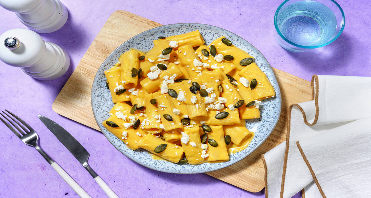 Rigatoni con salsa casera de calabaza con queso de cabra y semillas de calabaza tostadas