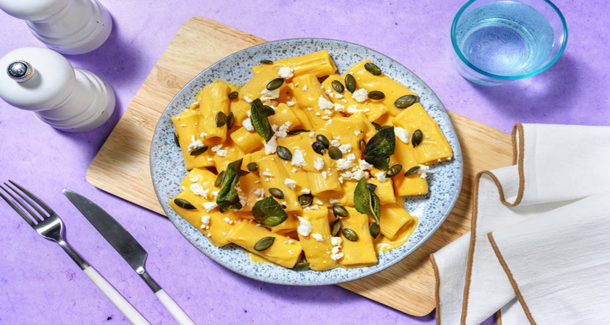 Rigatoni de otoño: salsa de calabacín y salvia con queso de cabra y pipas de calabaza