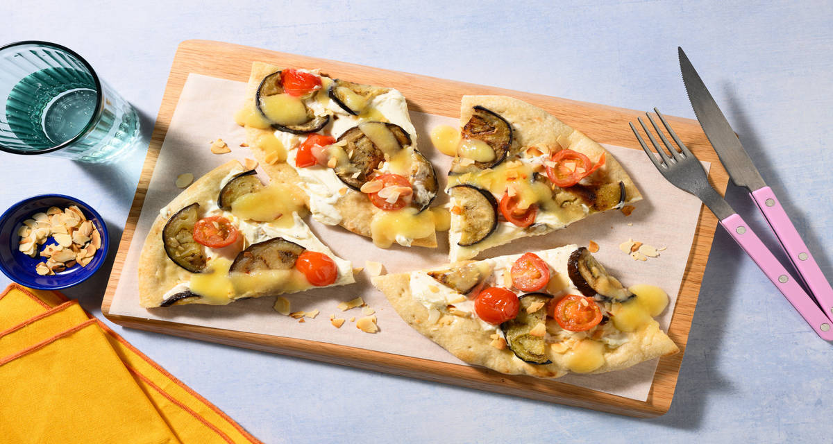 Nuestra versión de la coca catalana de San Juan con crema de queso y almendras tostadas