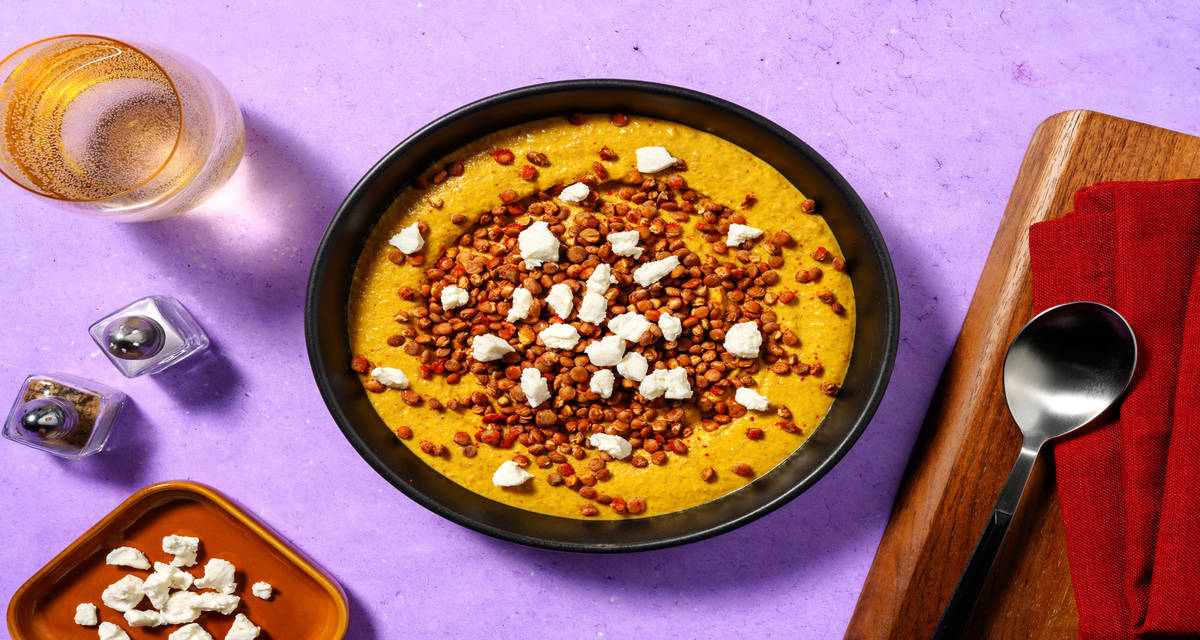 Crema casera de zanahoria con queso de cabra con lentejas crujientes al pimentón