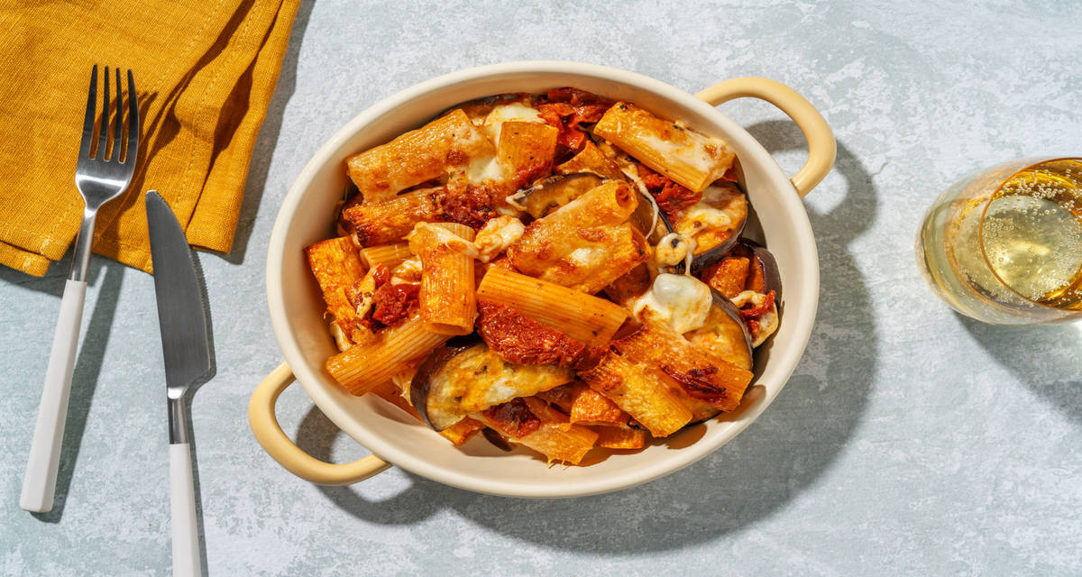 Pasta gratinada con berenjena asada con salsa casera de tomate y dúo de quesos