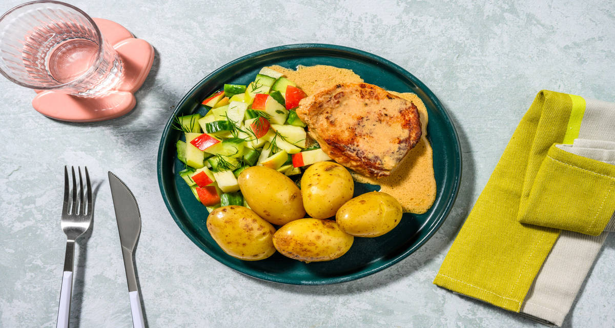 Fläskkotlett i krämig citronpepparsås med äppelsallad och kokt potatis