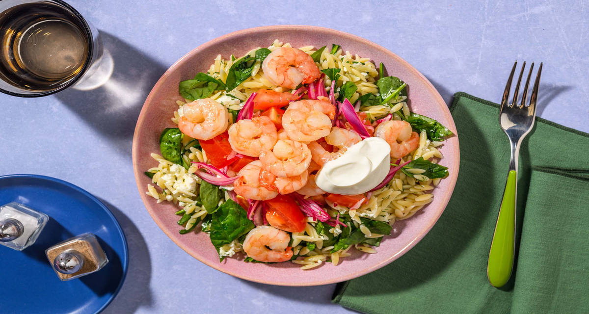 Souvlakistekta räkor med spanikopita-orzo och tomatsallad