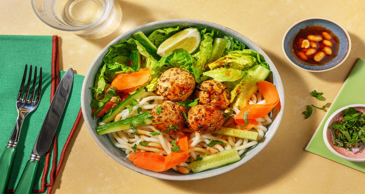 Vietnamesiske plantefarsboller med frisk salat og knasende sataydip