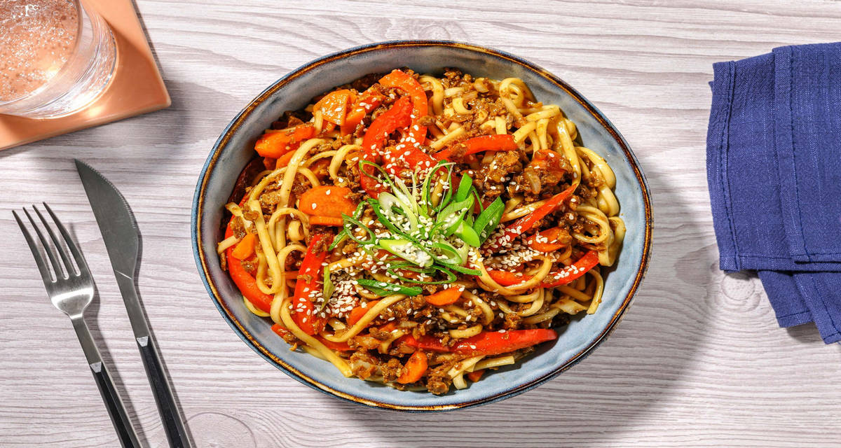 Japanska udonnudlar i currysås och vegofärs med paprika och sesamfrön