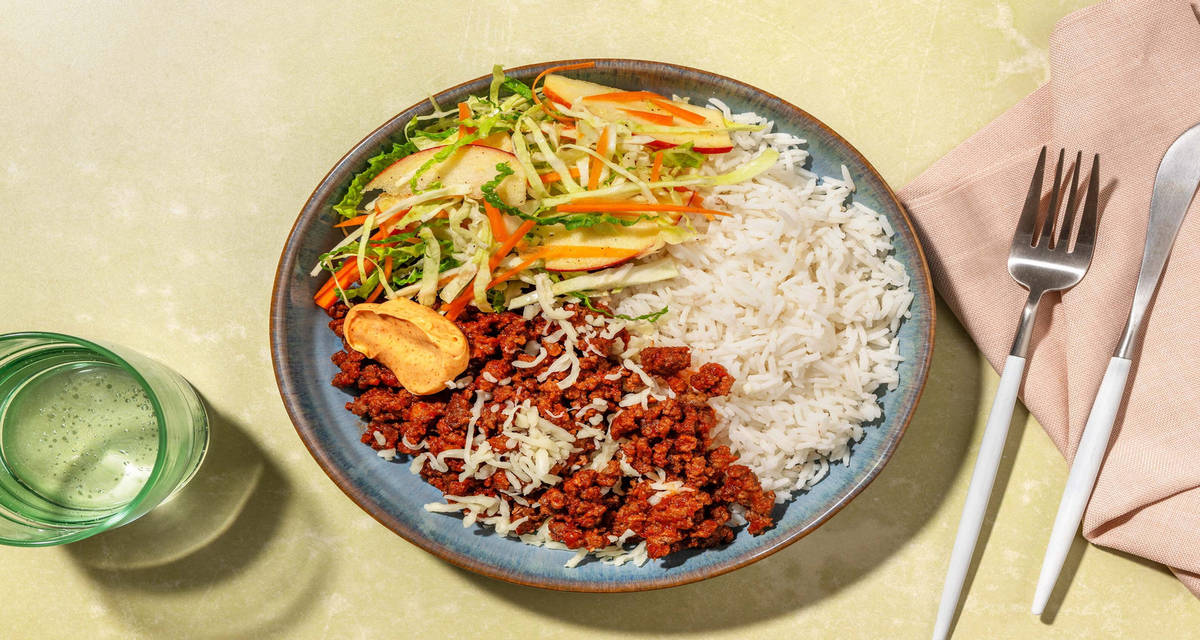 Hurtig burger-inspireret oksekødsbowl med jasminris og burgerdressing