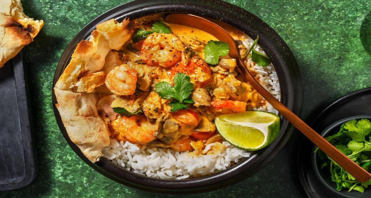 Thailändsk Tom Kha-gryta på räkor med jasminris och koriandernaan