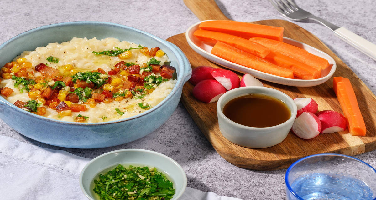Risotto med sprød bacon- og majstopping med friske grøntsager og balsamicodip