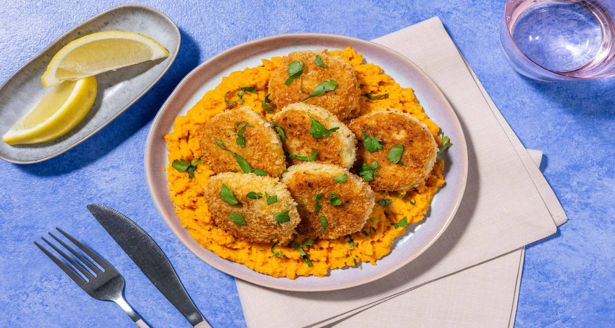 Frittelle dorate di merluzzo e patate con purè di carote, prezzemolo e limone