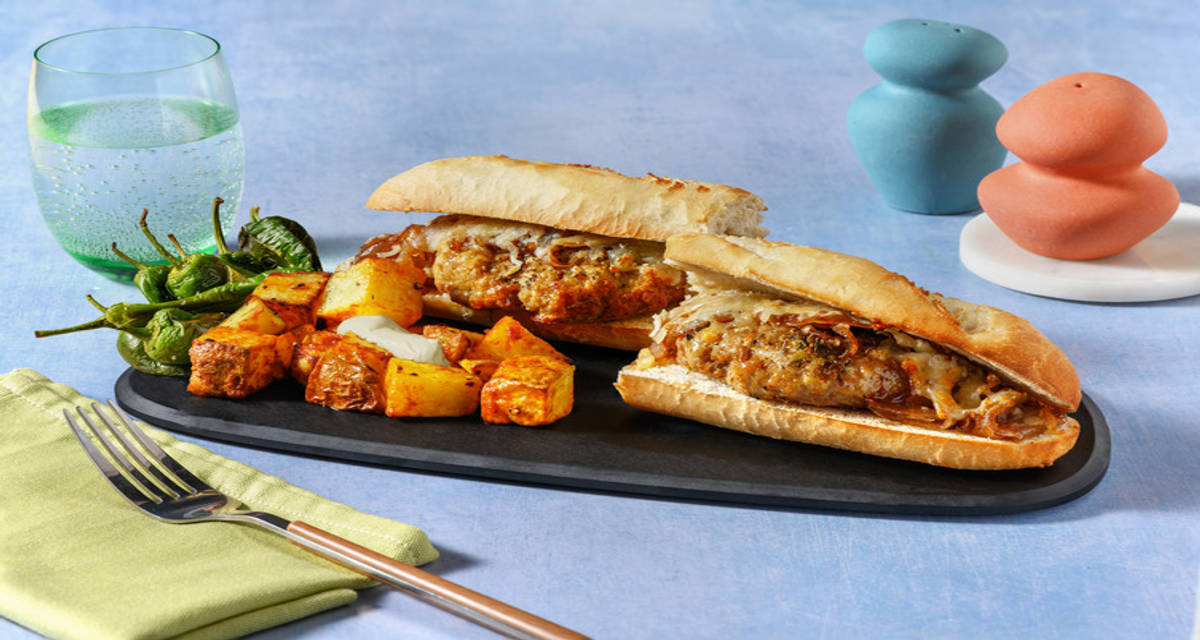 El "esmorzaret" valenciano: bocadillo de hamburguesa con patatas bravas y pimientos de padrón