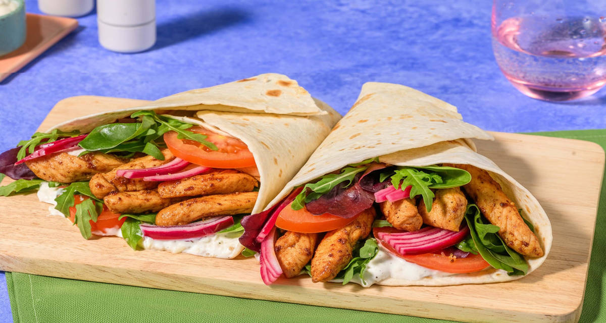 Piadina al pollo in salsa barbecue stile wrap con cipolle caramellate, pomodori e insalata