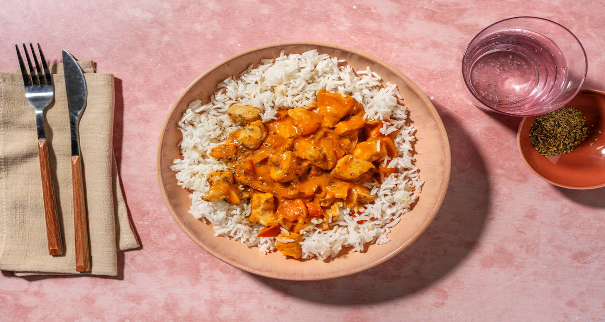 Dados de pollo cremosos al pimentón con verduras acompañado de arroz