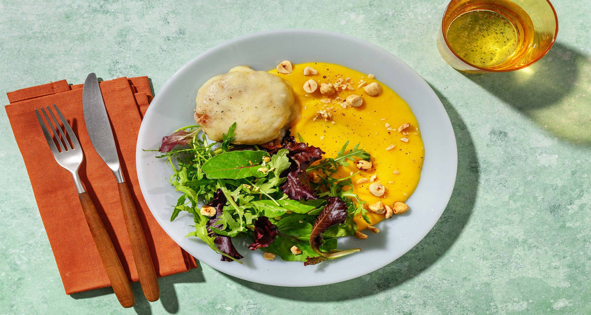 Burger di tacchino fondente al cheddar con purè di zucca, insalata e nocciole