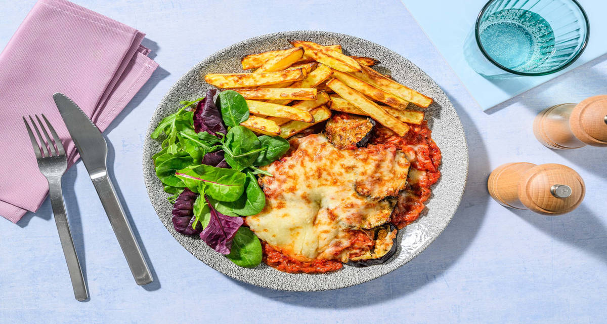 Italiensk aubergine-parmigiana med frisk salat og krydrede fritter