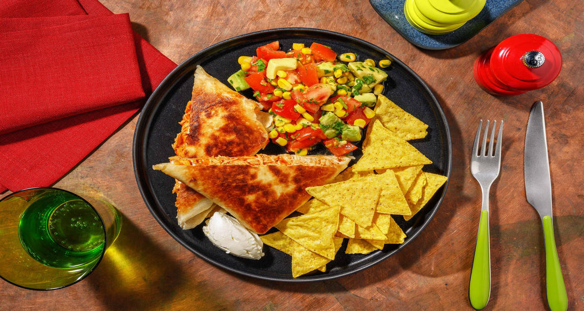 Ostefyldte kyllinge-enchiladas med avocadosalsa og tortillachips