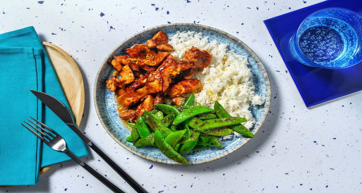 Pollo a la naranja con tirabeques acompañado de arroz basmati