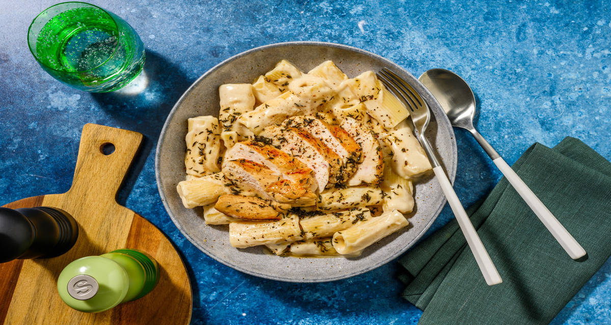 Rigatoni en salsa de tres quesos con pollo con aderezo de miel y tomillo