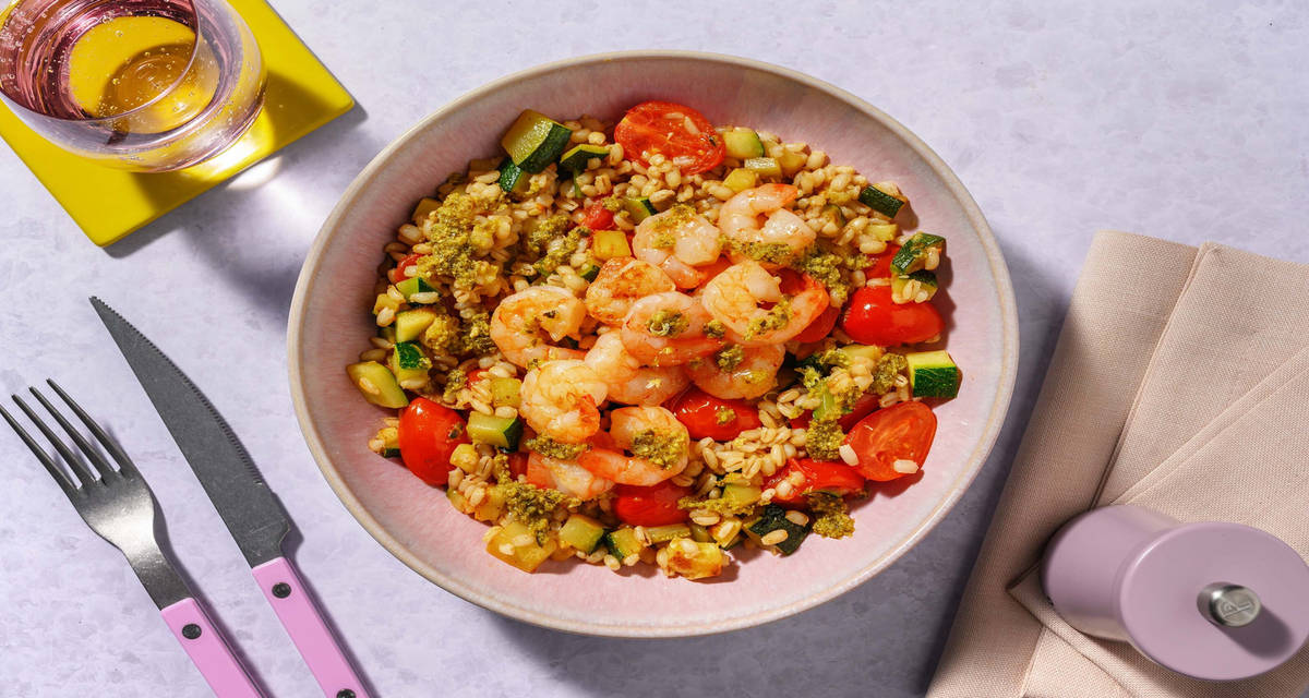 Orzo ai gamberi, limone e gocce di pesto con zucchine e pomodorini saltati