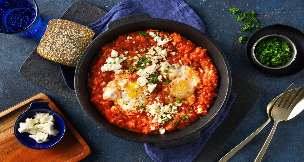 Shakshuka met verse geitenkaas met peterselie en maanzaadbroodje