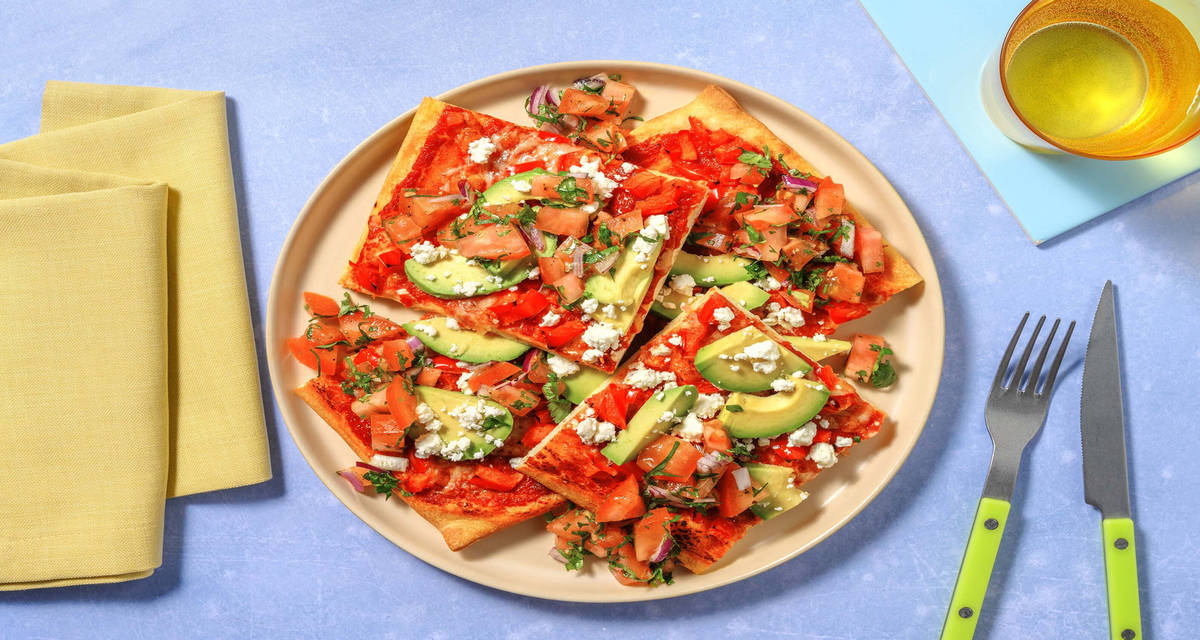 Pizza à la Tex-Mex met avocado met witte kaas, tomatensalsa en paprika