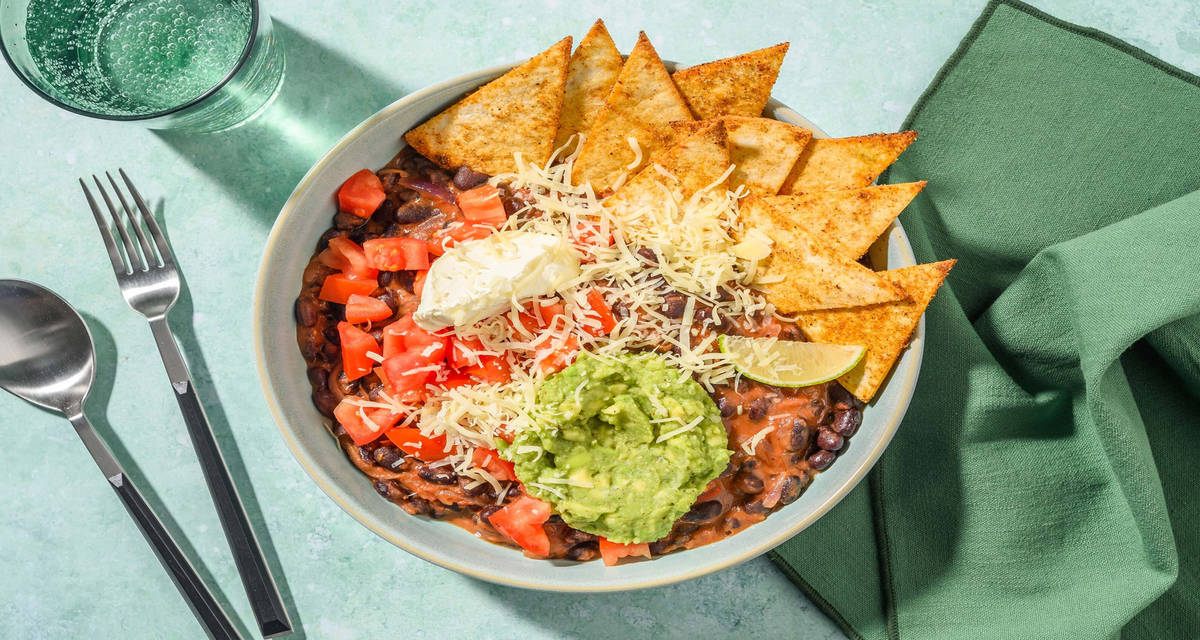 Vegetarisk sort bønnechili med krydrede tortillachips og guacamole