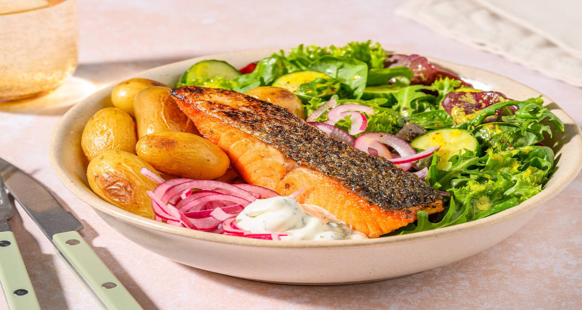 Nordisk sallad niçoise på öring med syltad schalottenlök och dilldressing