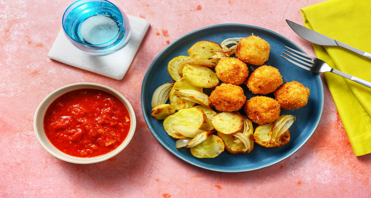 Bolitas crujientes de merluza y queso con salsa de tomate y verduras asadas