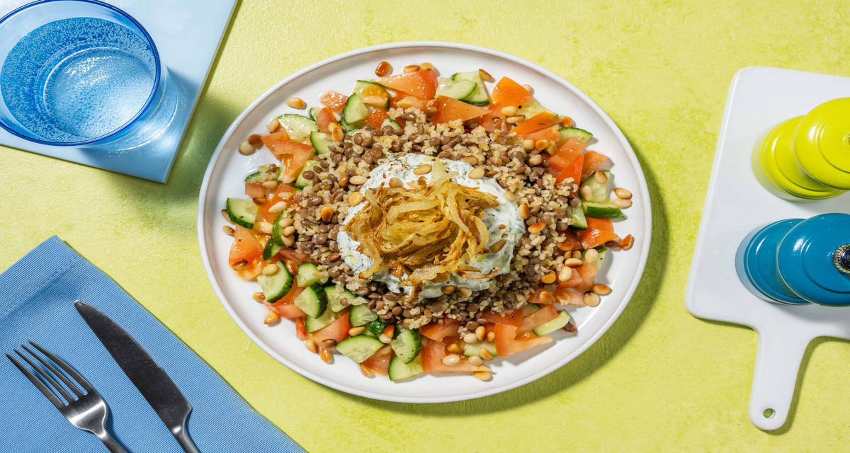 Lenticchie e mazzancolle alla libanese con cipolle fritte, yogurt greco e cetriolo