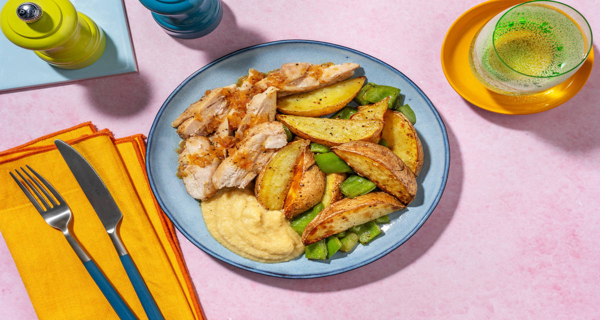 Pollo asado con salsa casera de naranja con patatas y pimiento al horno y compota de manzana