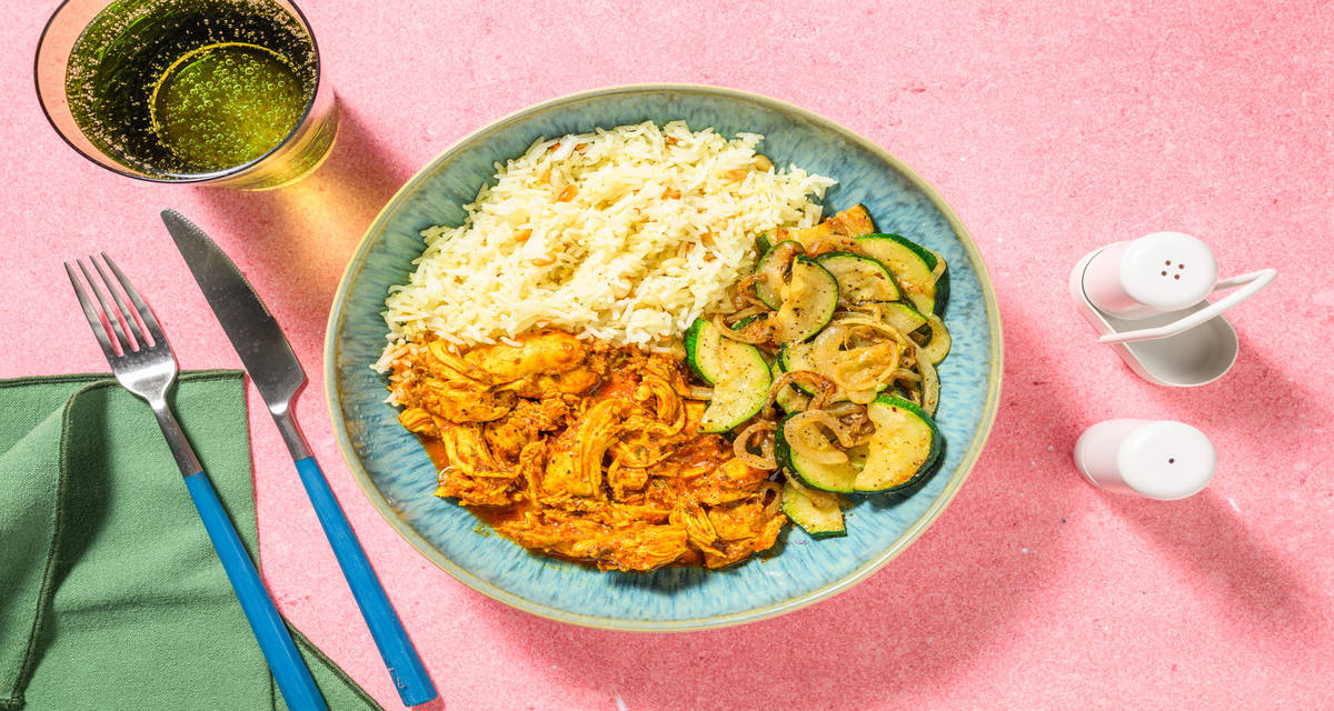 Bol de pollo desmechado especiado con verduras salteadas y arroz con piñones