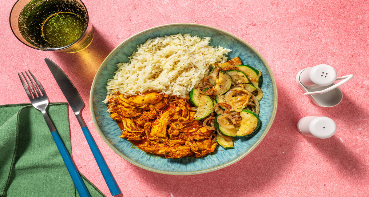 Bol de pollo desmechado especiado con verduras salteadas y arroz