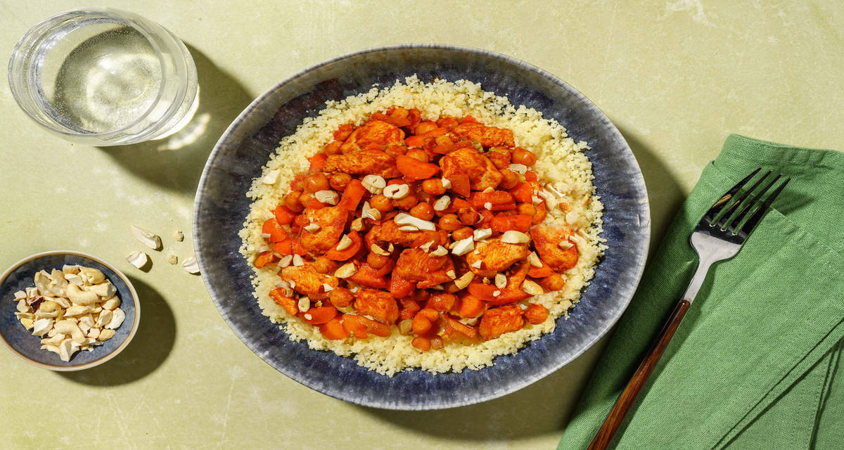 Estofado marroquí de pollo y garbanzos servido sobre cuscús-image