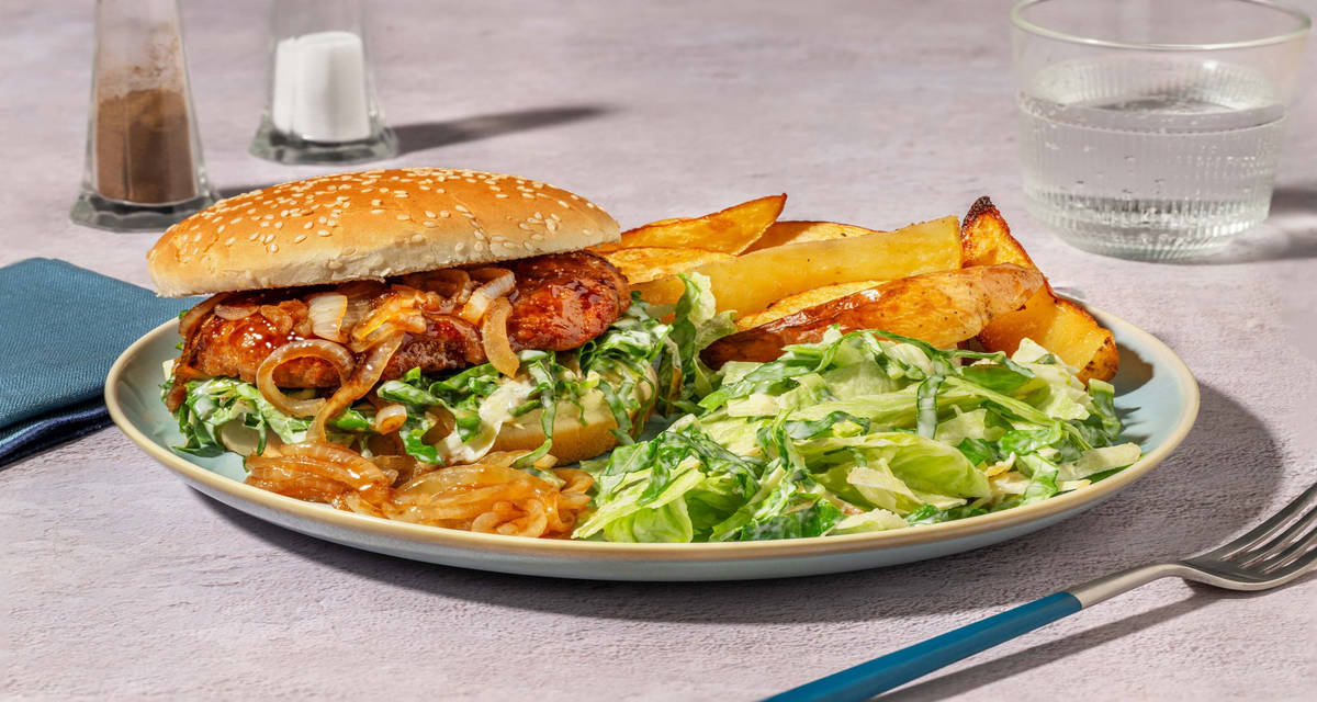 Teriyaki kipburger met patatjes en frisse salade