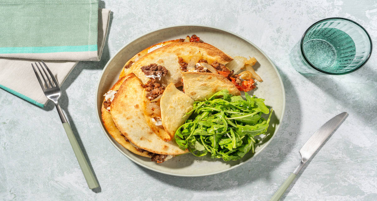Quesadillas de cerdo con queso de cabra con cebolla caramelizada y ensalada