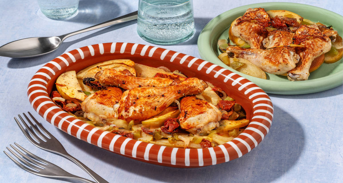 Jamoncitos de pollo asados con tomates secos con manzana y verduras al horno