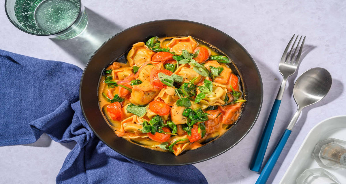 Cremet tomat-tortelloni med frisk oregano og cherrytomater